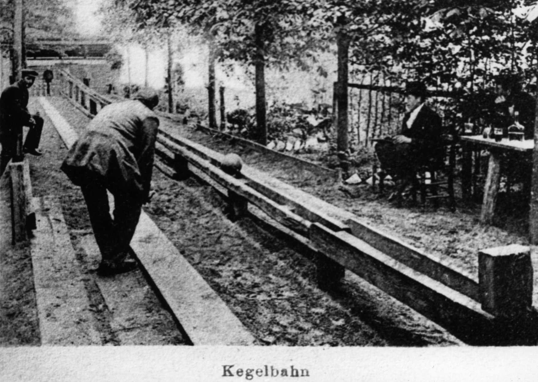 Alte Holkegelbahn um 1900, draußen unter freiem Himmel.